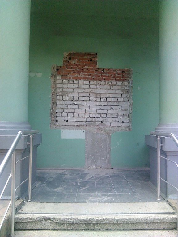 Террористы в Донецке уничтожили барельеф украинскому поэту Стусу