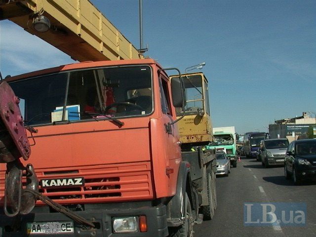 В Киеве грузовик протаранил автокран