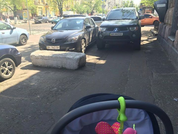 Київський "Герой парковки" не залишив шансів дитячій колясці