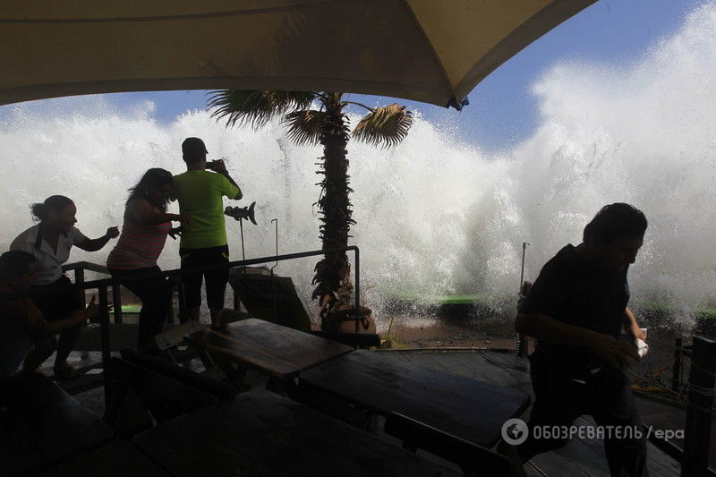 В Мексике 4-метровая волна снесла часть тихоокеанского побережья