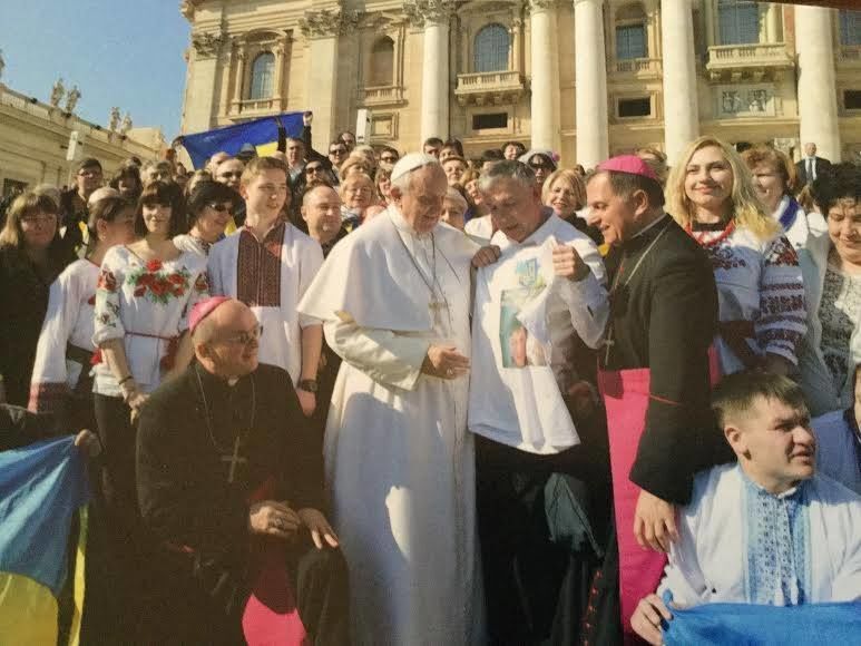 Папа Римский обзавелся футболкой с Савченко: опубликованы фото