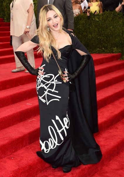 Настоящее безумие: Мадонна пришла на бал в нелепом наряде