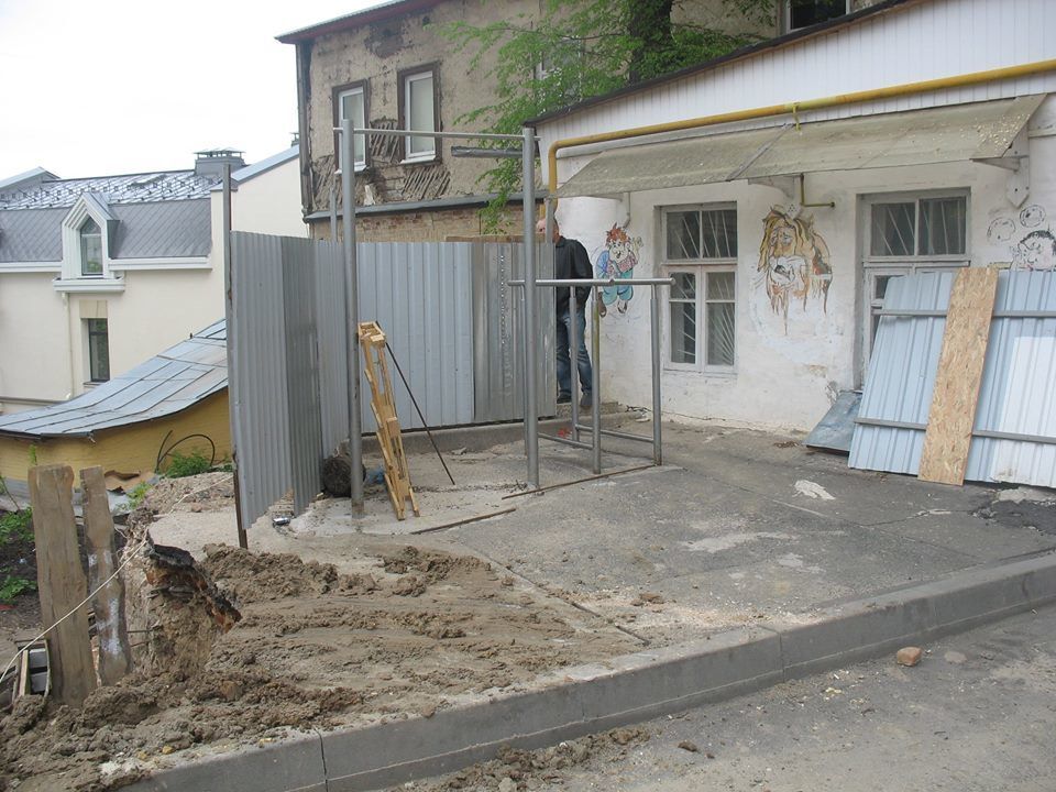 В центре Киева обнаглевшие строители срезали склон: фотофакт