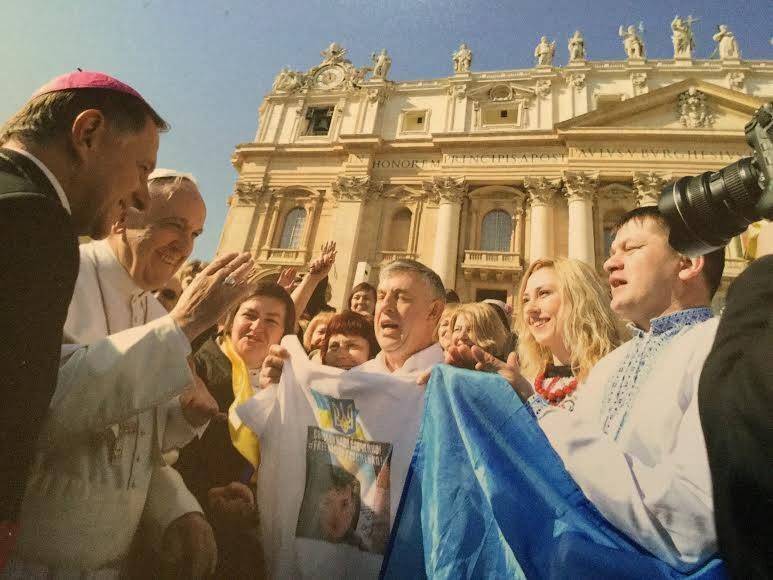 Папа Римский обзавелся футболкой с Савченко: опубликованы фото
