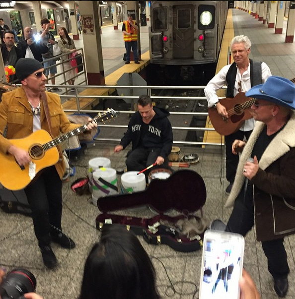 Группа U2 стала уличной бандой и сыграла в метро