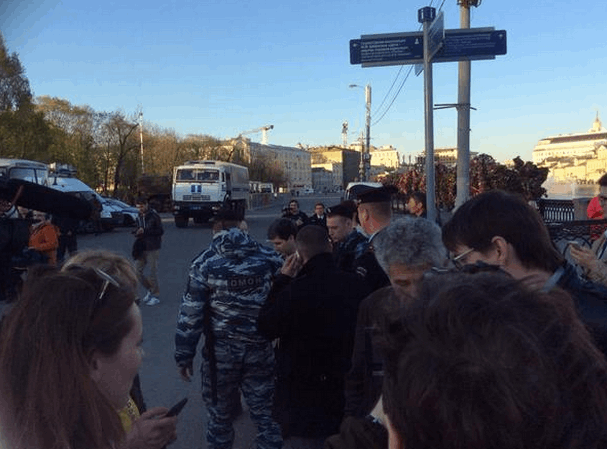 Годовщина "Болотного дела": в Москве "запаковали" в автозаки 56 активистов. Опубликованы фото и видео