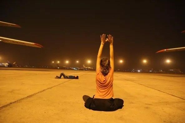 Сон на взлетке и йога под луной: фоторепортаж с эвакуированными из Непала украинцами