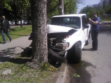 В Киеве военный на иномарке врезался в дерево 