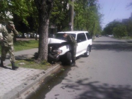 В Киеве военный на иномарке врезался в дерево 