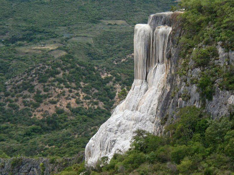 Уникальные каменные водопады Йерве эль Агуа