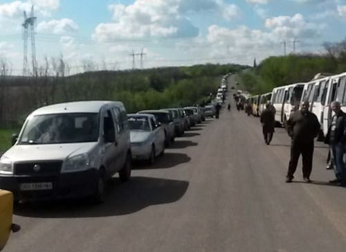 Люди тікають з "ДНР": фото черг з автомобілів