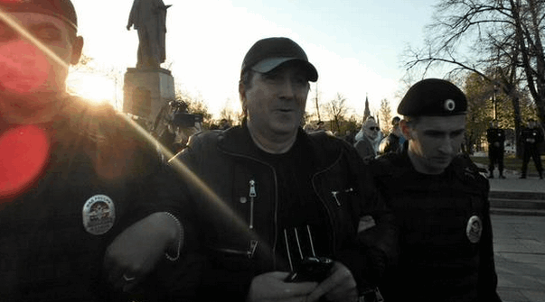 Річниця "Болотної справи": у Москві "пакують" в автозаки активістів - фото і відео