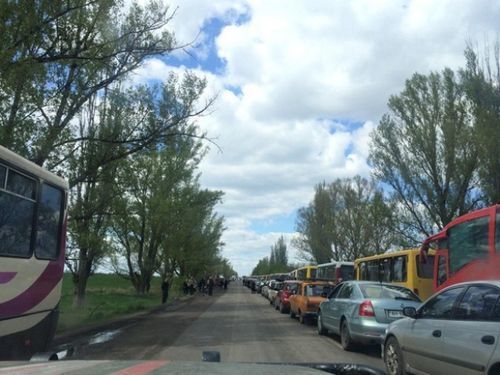 Люди тікають з "ДНР": фото черг з автомобілів