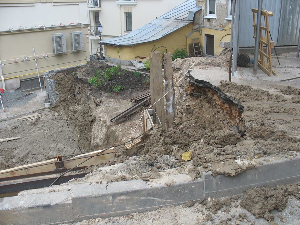 В центре Киева обнаглевшие строители срезали склон: фотофакт