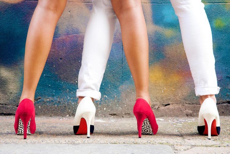 Яркие наклейки под каблуки – новый тренд: как дешево сделать туфли стильными
