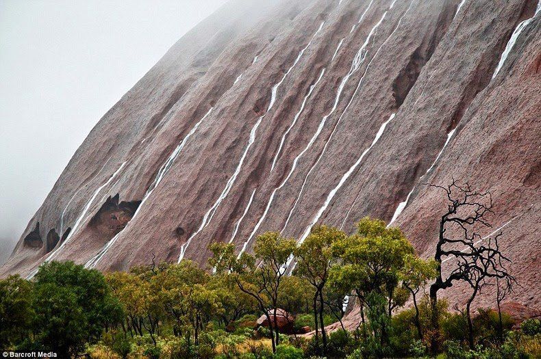 "Кровавые" водопады Улуру в Австралии