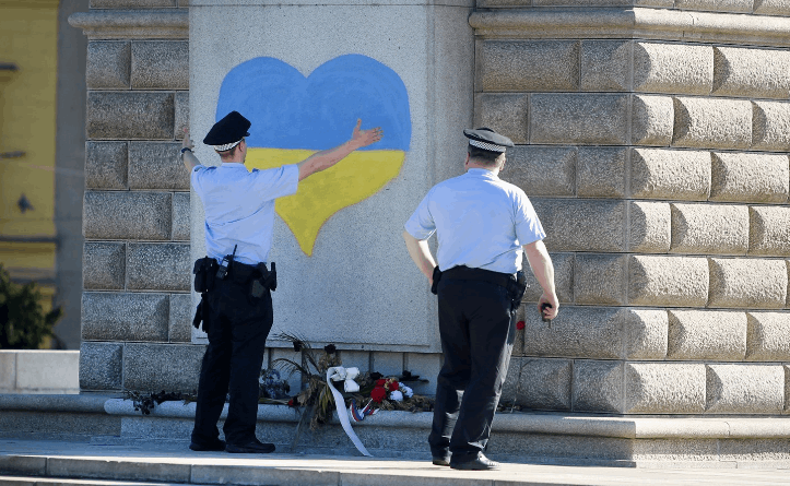 В Чехии на памятнике появилось "украинское" сердце – фотофакт