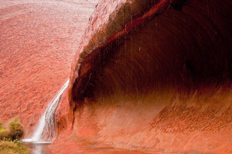 "Кровавые" водопады Улуру в Австралии