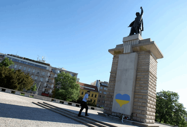 В Чехии на памятнике появилось "украинское" сердце – фотофакт