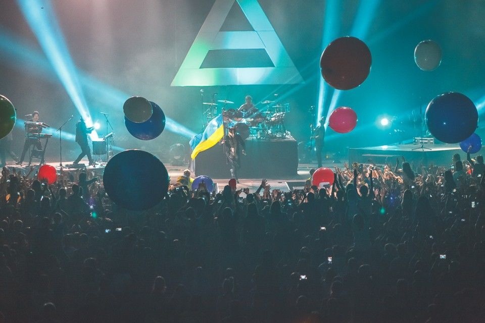 Джаред Лето с флагом Украины порвал Киев фееричным концертом "30 Seconds to Mars"