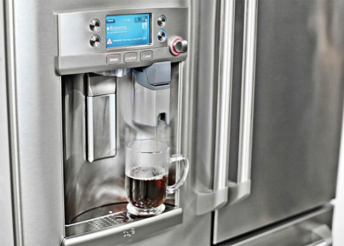 Новый холодильник от компании General Electric, который оснащен встроенной кофе машиной Keurig.