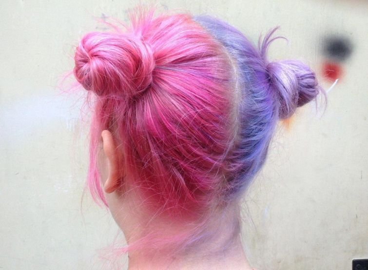 Новый тренд: девушки по всему миру красят волосы в два ярких цвета