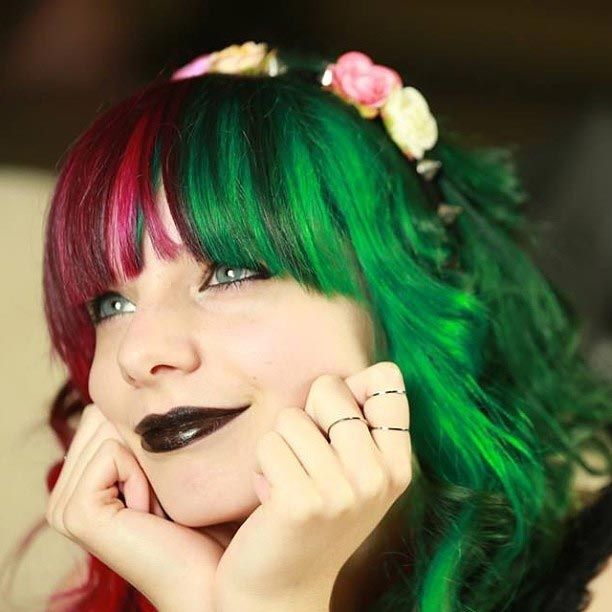 Новый тренд: девушки по всему миру красят волосы в два ярких цвета