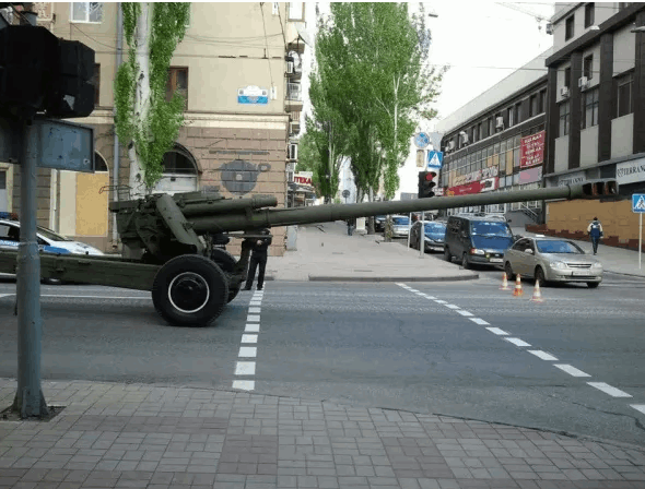 В Донецк зашла запрещенная военная техника: фотофакт