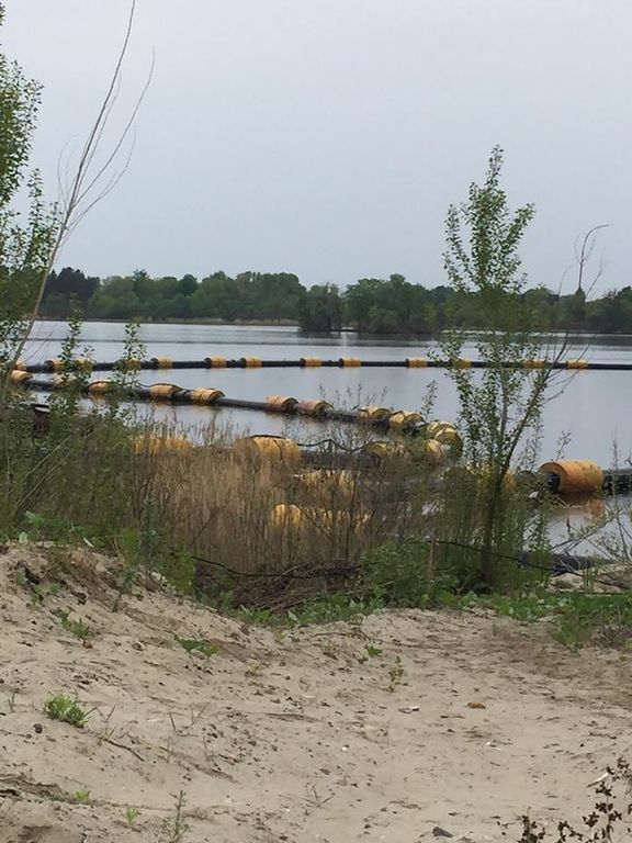 У Києві на Дніпрі знайшли труби, через які вкрали тисячі тонн піску: фотофакт