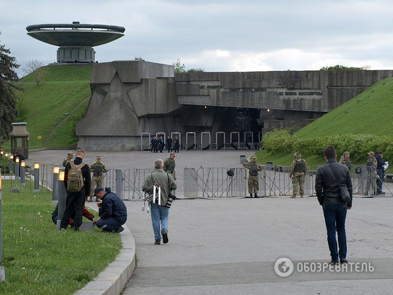 "Родину-мать" в Киеве украсили украинским веночком: фотофакт