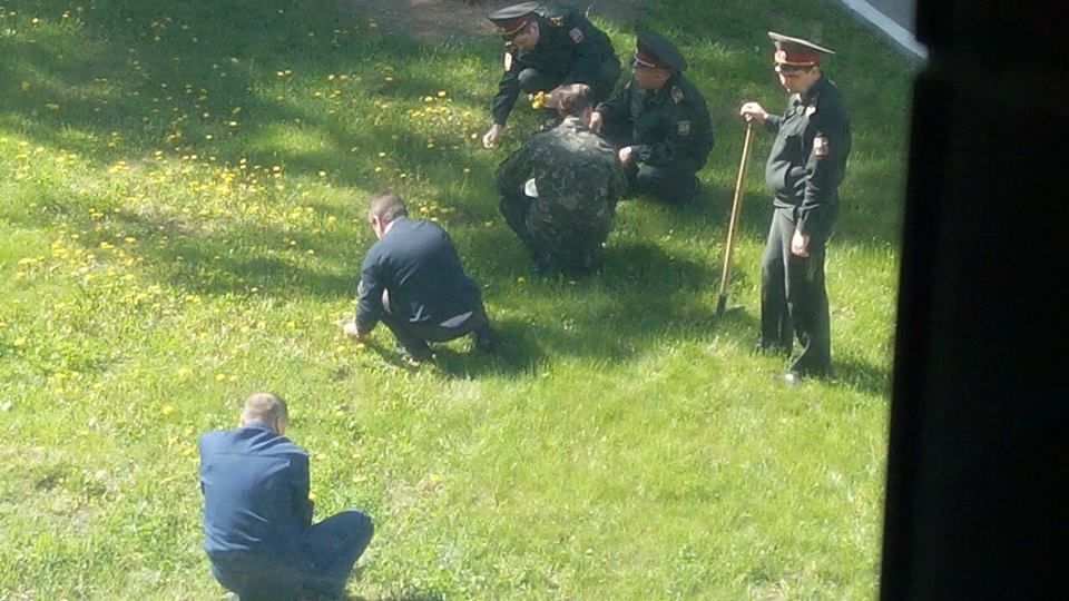 Знайти і обезголовити. У військовому вузі Києва офіцерів вчать "воювати" з кульбабами: фотофакт