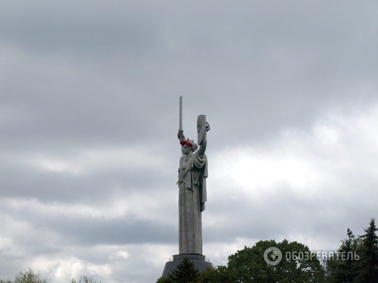 "Родину-мать" в Киеве украсили украинским веночком: фотофакт