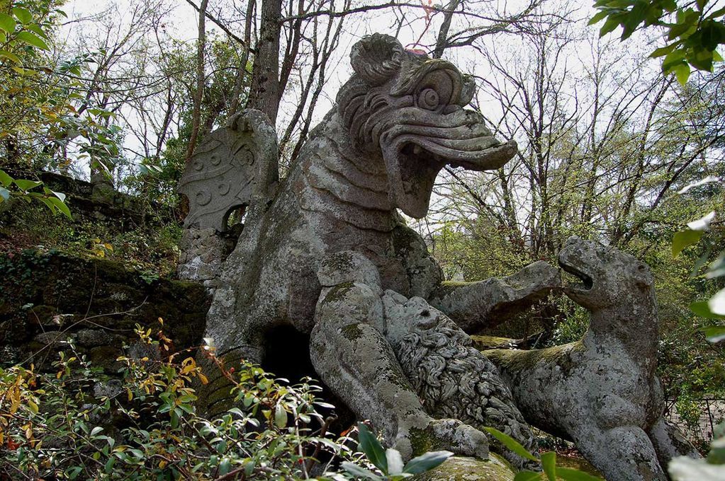 Чарующий сад каменных чудовищ в Италии