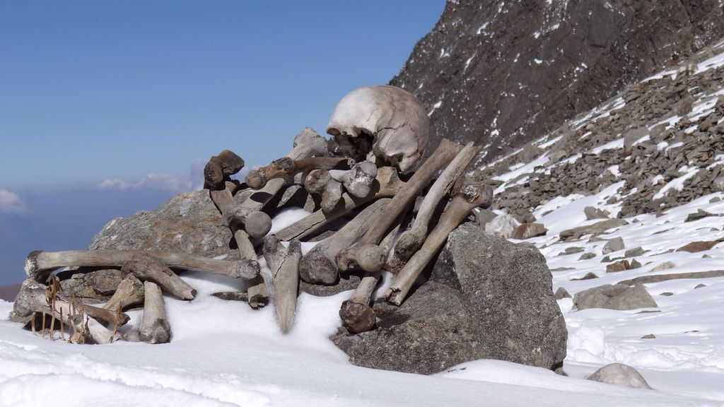 Таинственное озеро скелетов в горах Индии