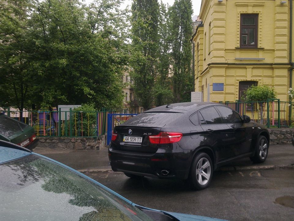 "Герой парковки": в Киеве мажор едва не заставил детский садик голодать