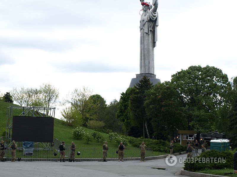 "Родину-мать" в Киеве украсили украинским веночком: фотофакт