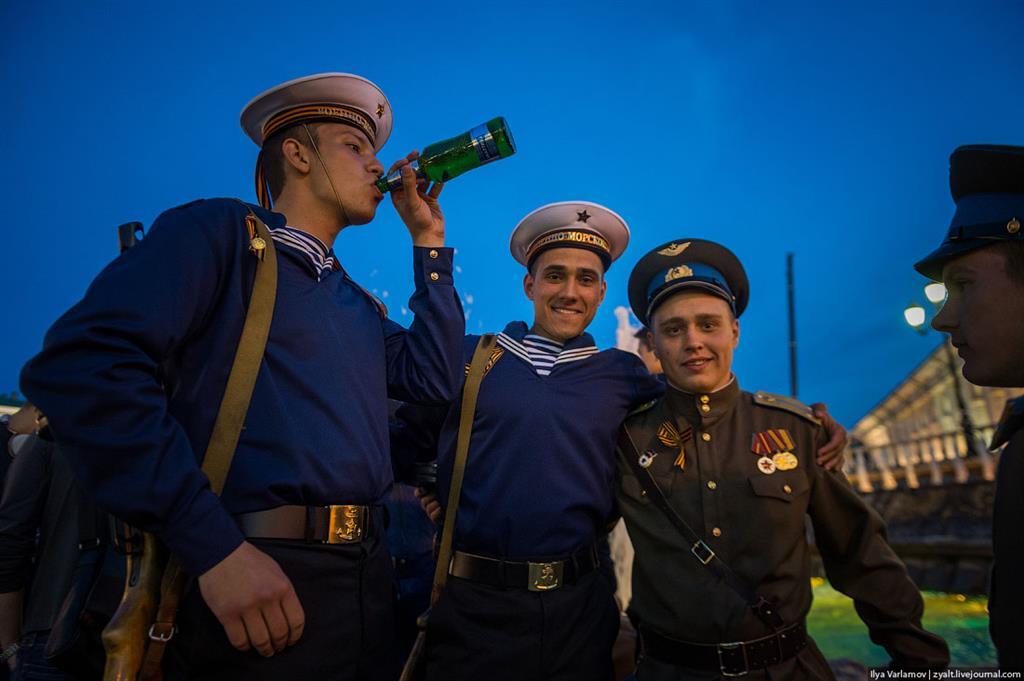 Путинский "президентский полк" залил шампанским вечный огонь в Москве: опубликованы фото