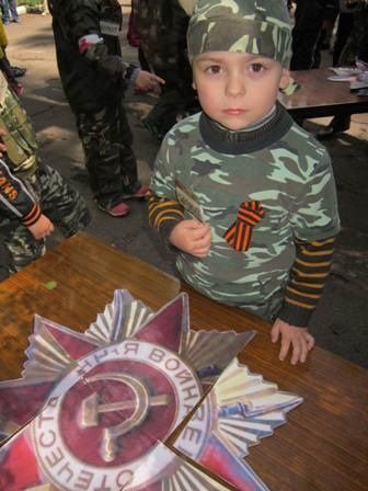 В Горловке дошкольников нарядили в форму "Беркута": фотофакт