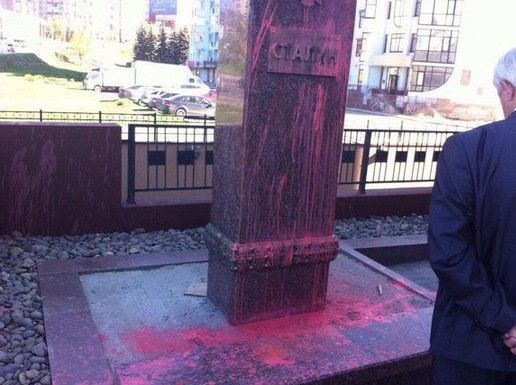 Свідома: в Росії жінка напала з молотком на "свіжовстановленого" Сталіна