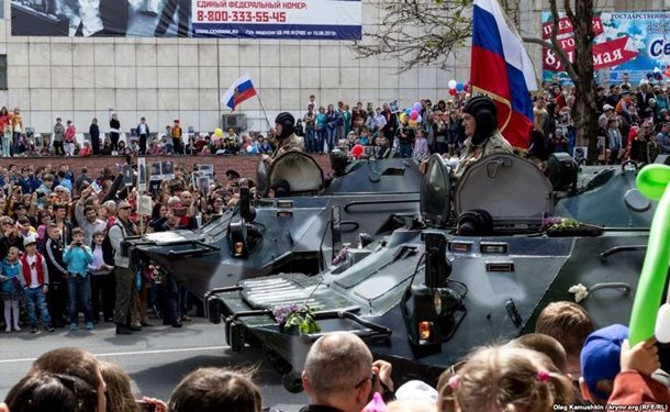 Маты в адрес Бандеры и "няша" во главе батальона: как празднует 9 мая Крым