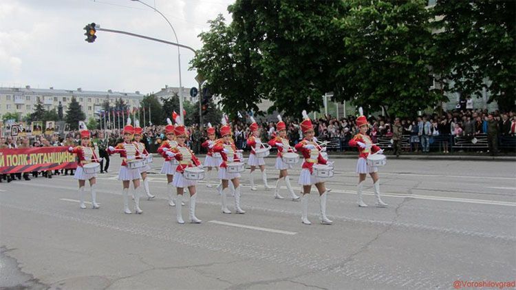 В Луганске и Донецке устроили "парад" под дулами и с байкерами