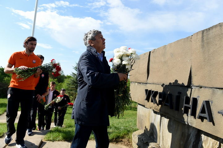"Шахтер" возложил цветы к монументу освободителям: трогательное видео