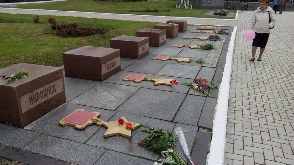 Жители Дзержинска проигнорировали украинских воинов, возложив цветы только к российским городам