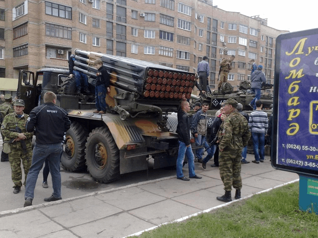 В центр Горловки террористы притащили заряженные "Грады": фотофакт
