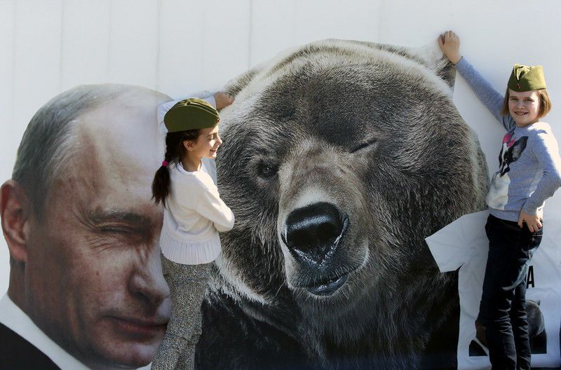 Грустный Путин во главе "бессмертных" и настоящая "Армата": чем запомнился парад в Москве