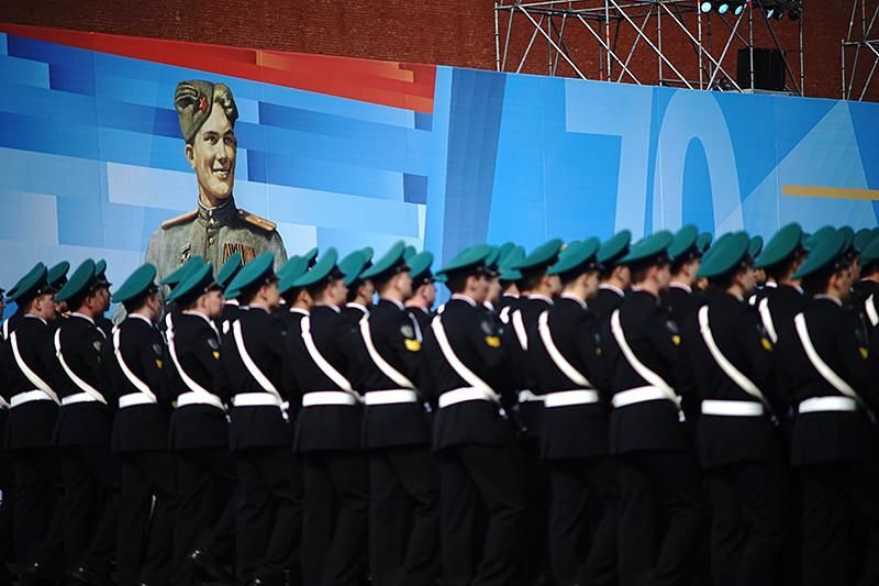 Грустный Путин во главе "бессмертных" и настоящая "Армата": чем запомнился парад в Москве