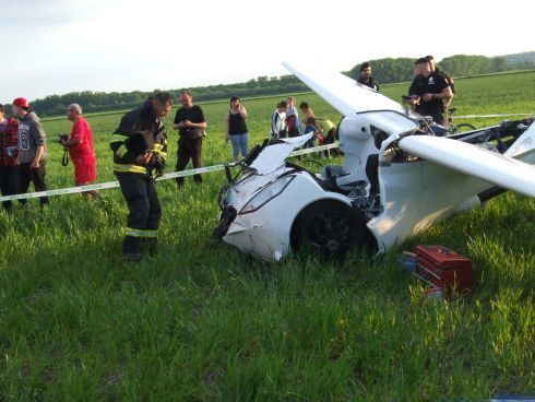 Первый в мире летающий автомобиль разбился: пилот летел вниз с 300-метровой высоты