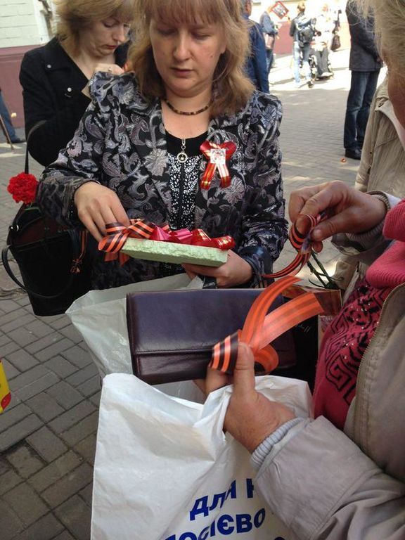 В Киеве на Площади Славы продают георгиевские ленты