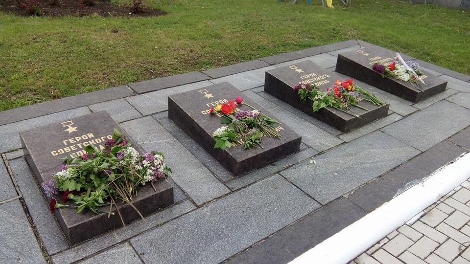 Жители Дзержинска проигнорировали украинских воинов, возложив цветы только к российским городам