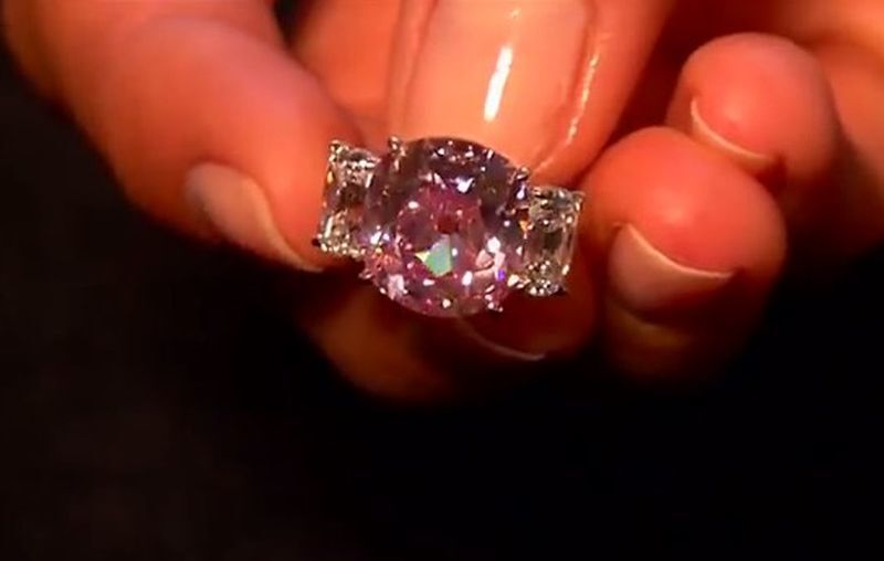 Редчайшие бриллиант и рубин украсят аукцион драгоценностей Sotheby’s: видеофакт